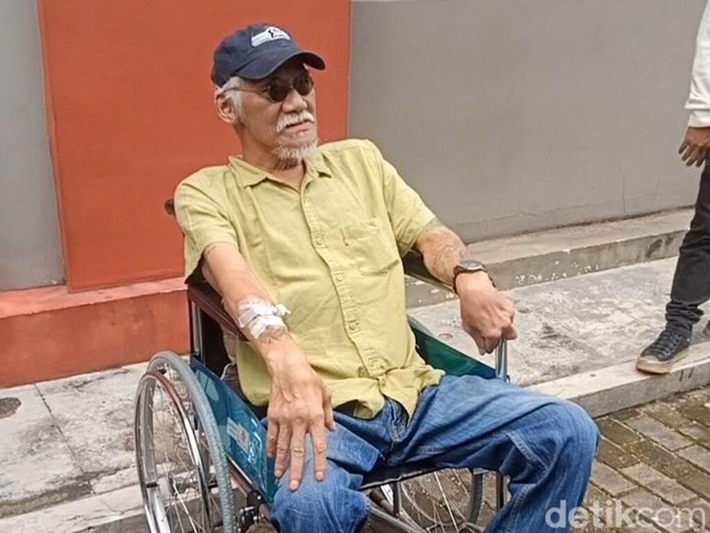 Tio Pakusadewo Gunakan Kursi Roda Pascaperawatan Jantung