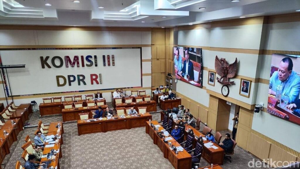 Komisi III DPR Bahas Aturan Tugas Polri Bantu Presiden