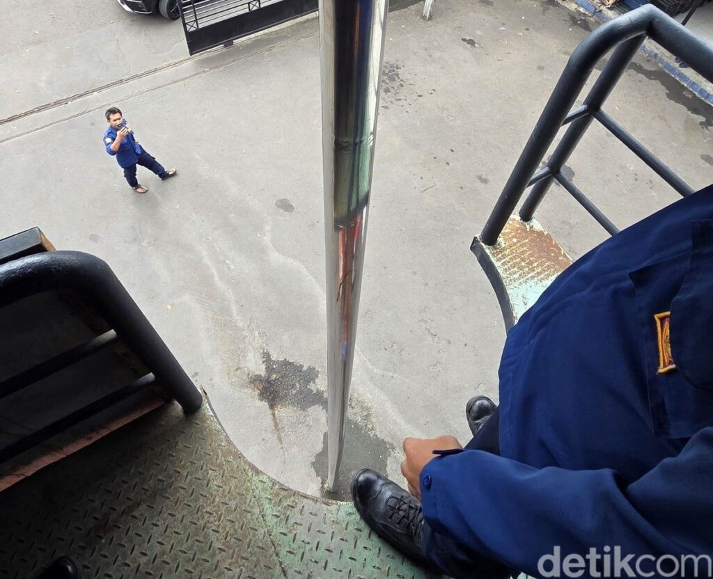 Warga Bekasi Selatan Jajal Tiang Luncur Darurat Kantor Pemadam Kebakaran
