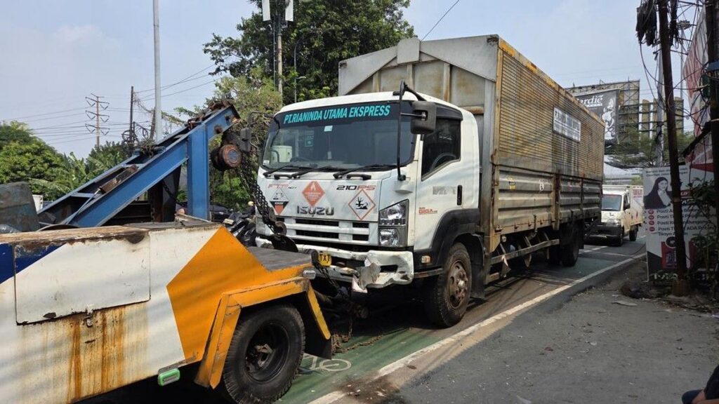 Truk Seruduk Sejumlah Motor di Bekasi Mengakibatkan Satu Orang Tewas