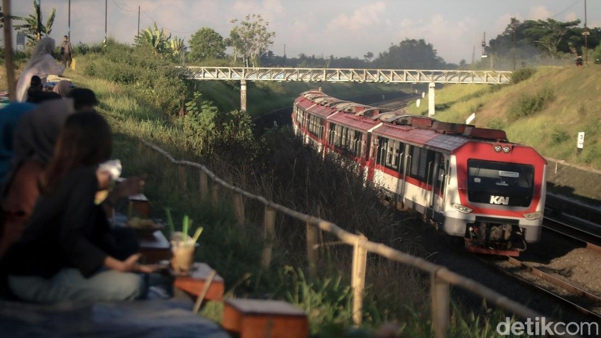 Jembatan Ngebrak Gamplong Jadi Spot Favorit Berburu Sunset dan Kereta Api