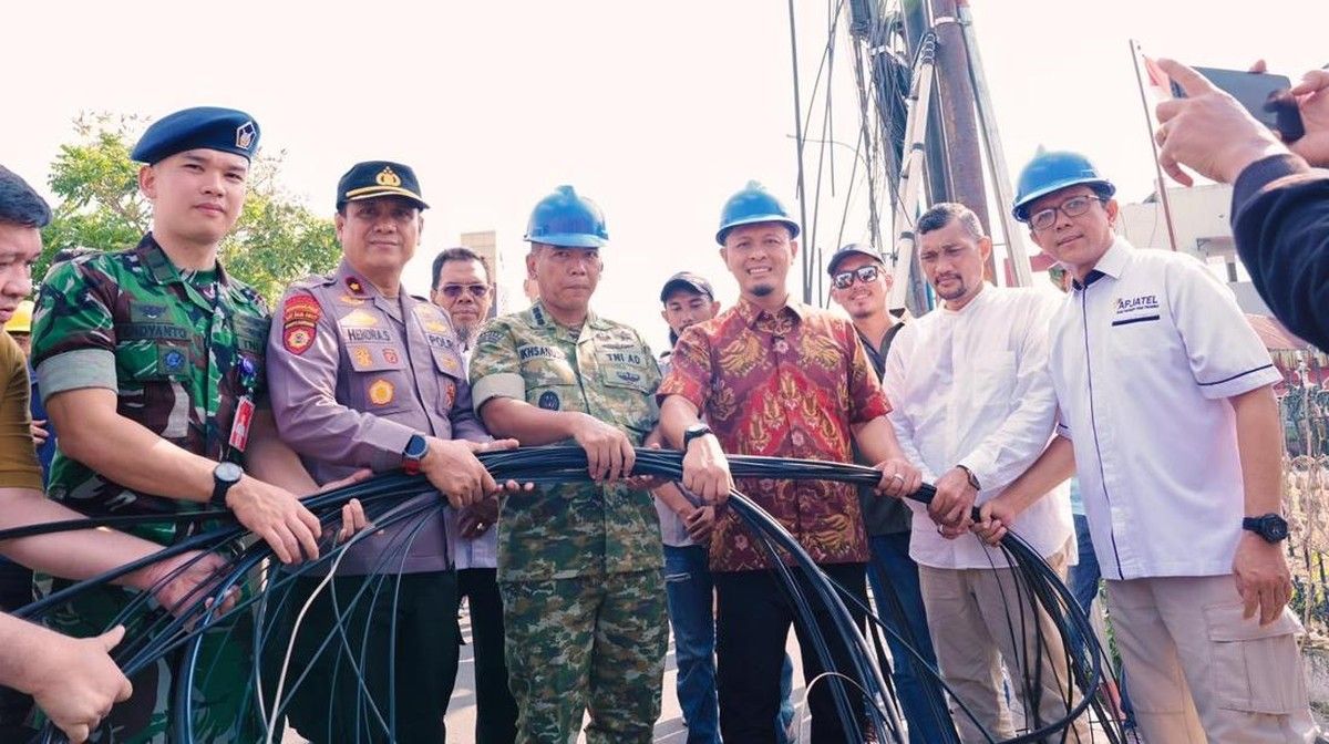 Pemkot Pekanbaru Potong Kabel Fiber Optik Semrawut Tanpa Izin