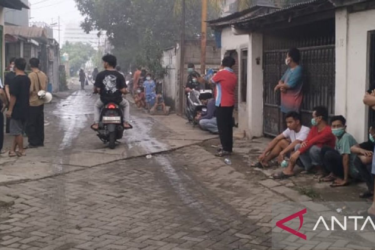 Nakes Bagikan Masker dan Obat di Kebakaran Pabrik Sandal Tangerang