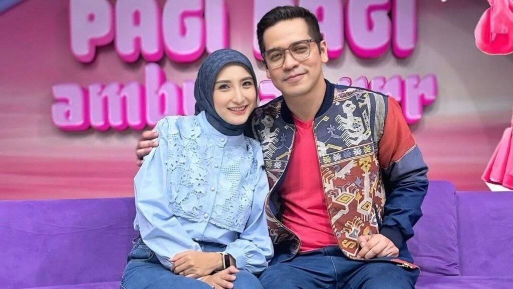 Ricky Perdana Beri Hadiah Istri Perhiasan dari Air Susu Ibu