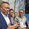 Jokowi Teken Buku Otentikasi Ijazah Karya Rismon Sianipar