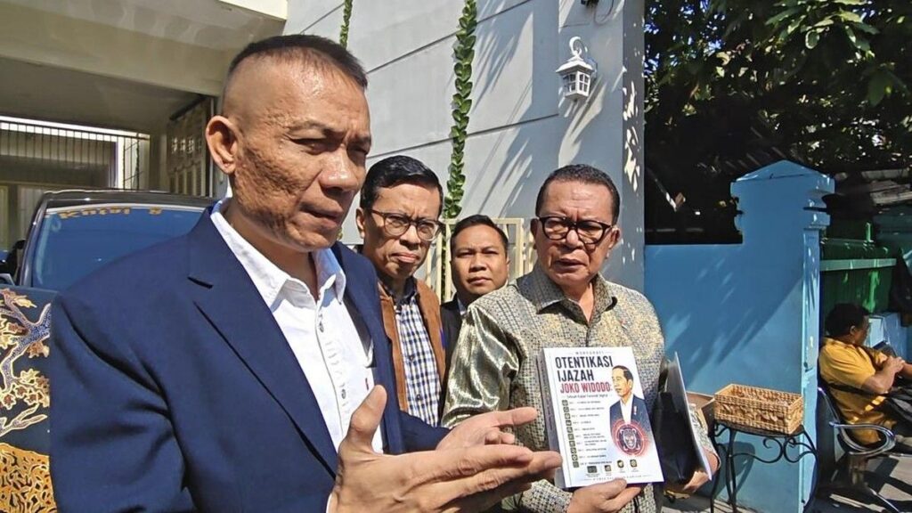 Jokowi Teken Buku Otentikasi Ijazah Karya Rismon Sianipar