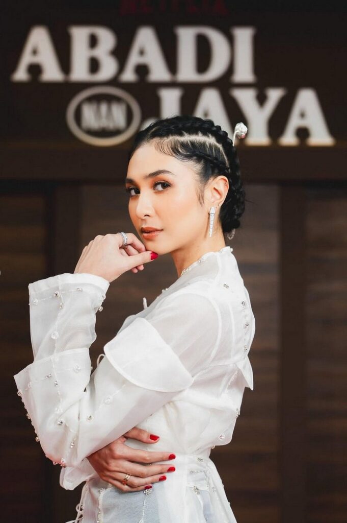 Mikha Tambayong Ungkap Definisi Kecantikan Lewat Rasa Percaya Diri