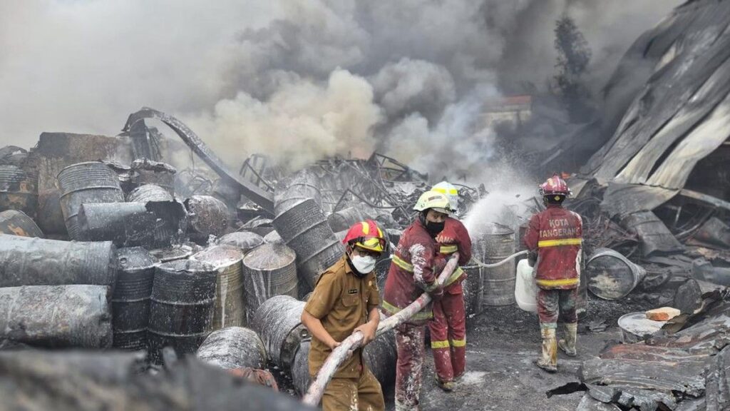 Kebakaran Pabrik Sandal di Tangerang Padam Setelah 21 Jam