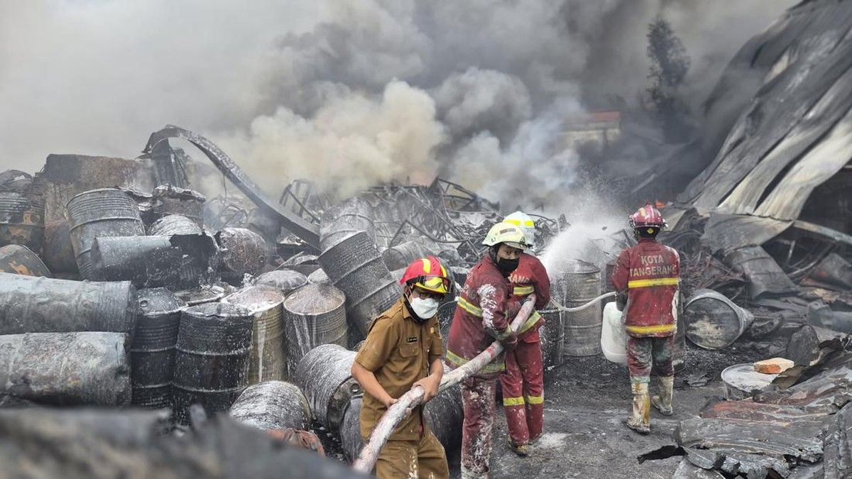 Kebakaran Pabrik Sandal di Tangerang Padam Setelah 21 Jam