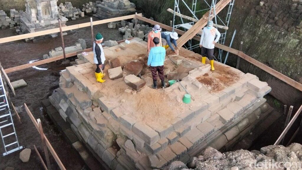 Pekerja Temukan Kepingan Emas dan Arca di Candi Losari Magelang