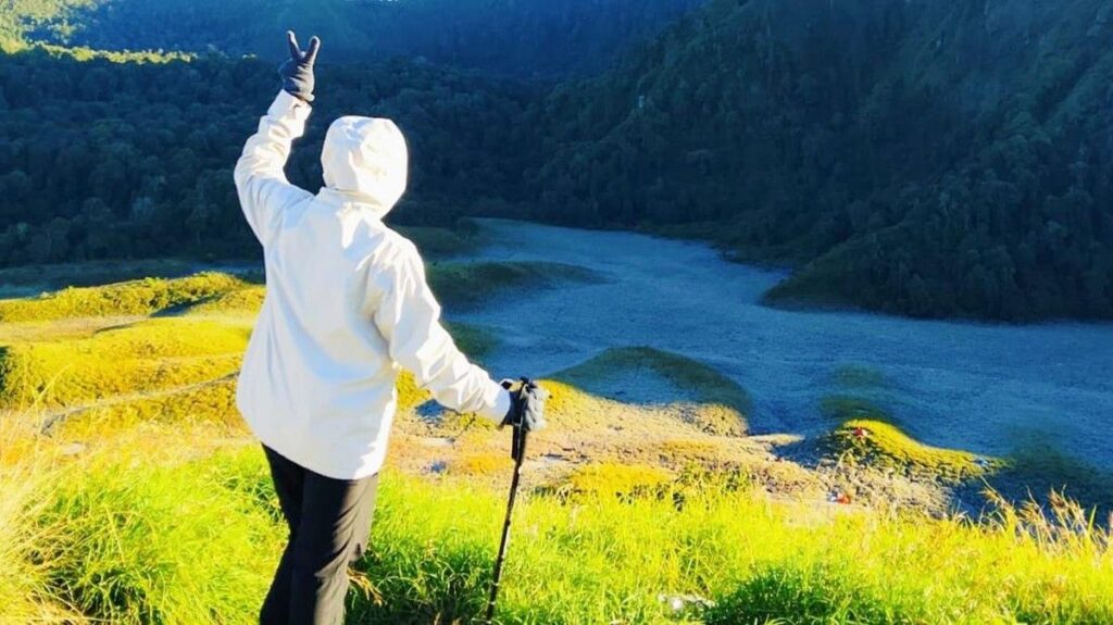 Embun Beku Selimuti Savana Propok Rinjani Akibat Penurunan Suhu