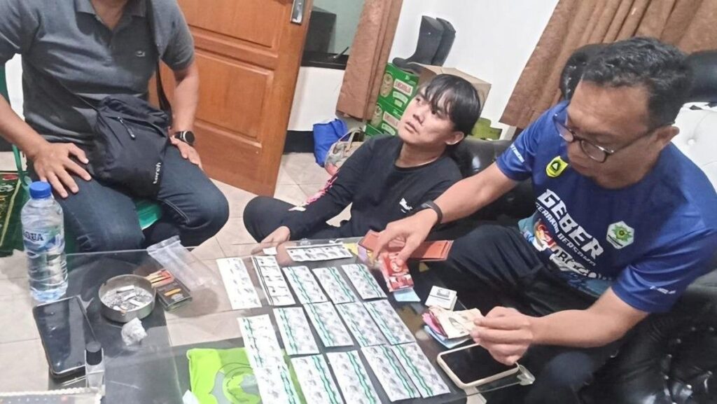 Polsek Rancabungur Tangkap Pengedar Obat Keras Saat COD di Bogor