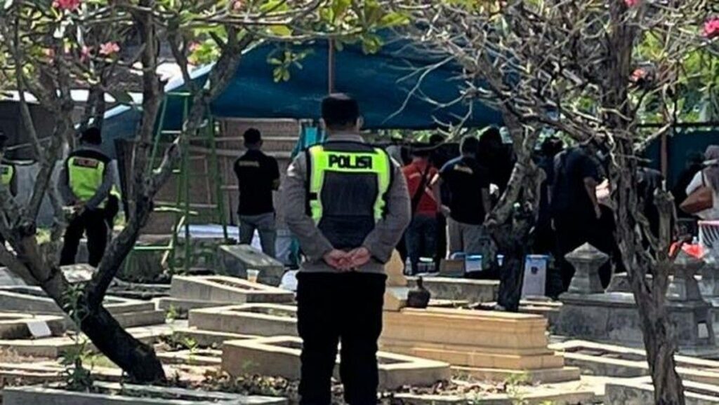 Polisi Ekshumasi Makam Korban Keracunan Sate Misterius di Boyolali