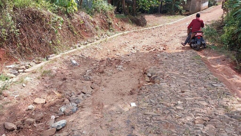 Warga Cijaralang Pandeglang Cap Darah Tuntut Perbaikan Jalan