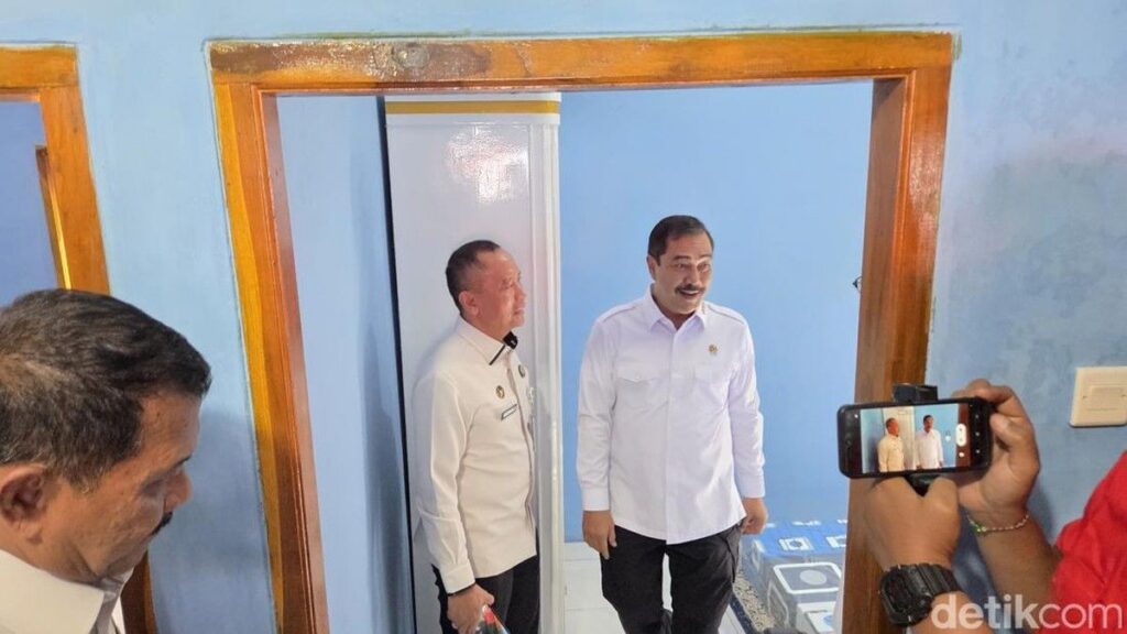 Agus Andrianto Tinjau Bansos Bedah Rumah di Sukabumi