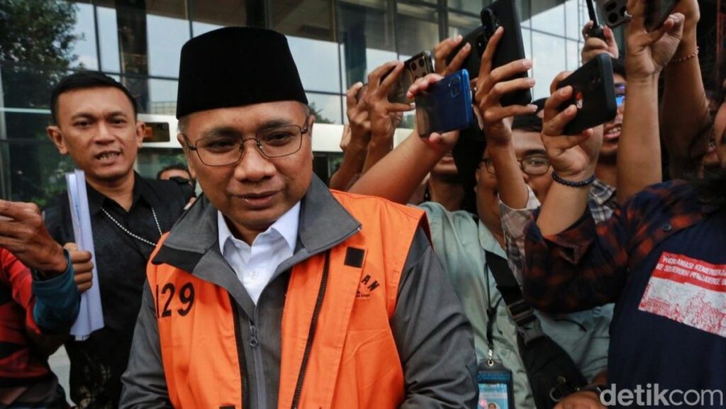 KPK Pantau Kondisi Yaqut Cholil Qoumas Pascaoperasi Saluran Pencernaan