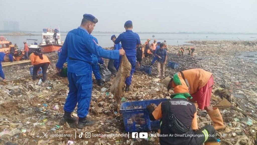 Pemprov DKI Jakarta Bersihkan Pulau Sampah di Kawasan Muara Angke