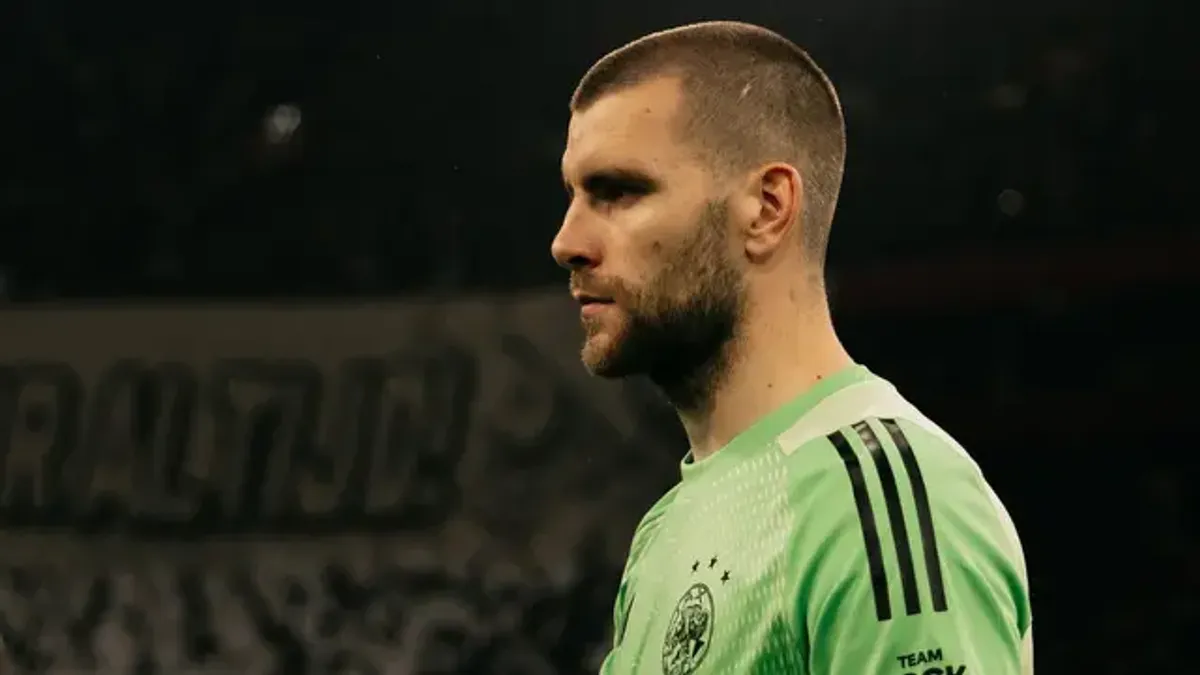Maarten Paes Catat Rapor Apik pada Musim Perdana bersama Ajax Amsterdam