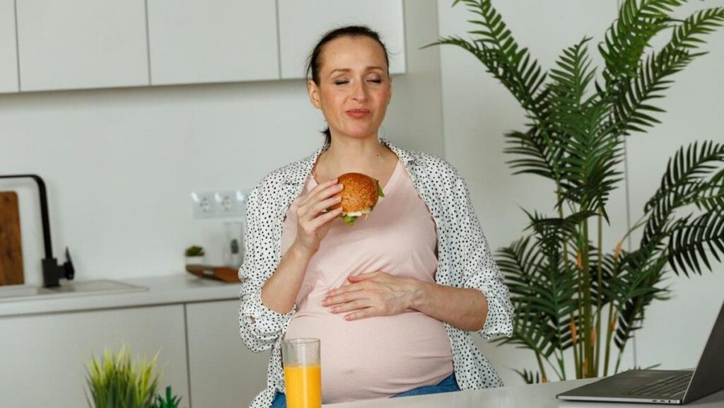 Dokter Spesialis Ungkap Aturan Aman Ibu Hamil Makan Hot Dog