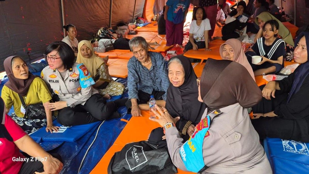 Polres Metro Jakarta Pusat Salurkan Bansos Korban Kebakaran Kemayoran
