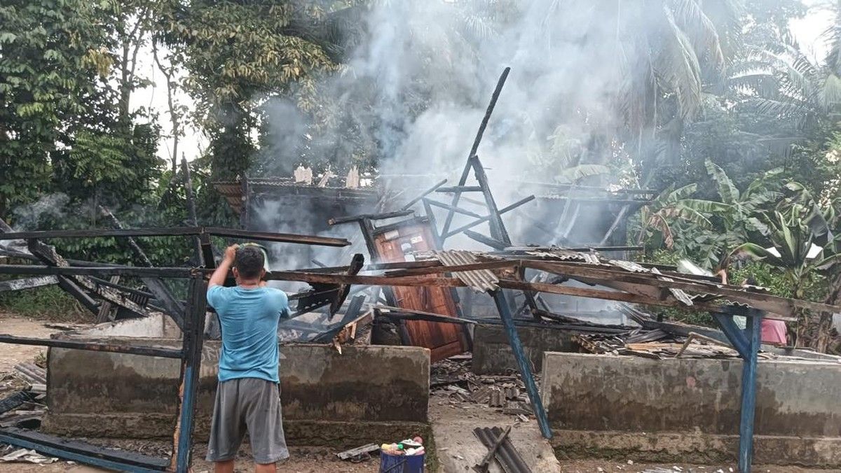 Pria Diduga Depresi Bakar Rumah Sendiri di Pandeglang