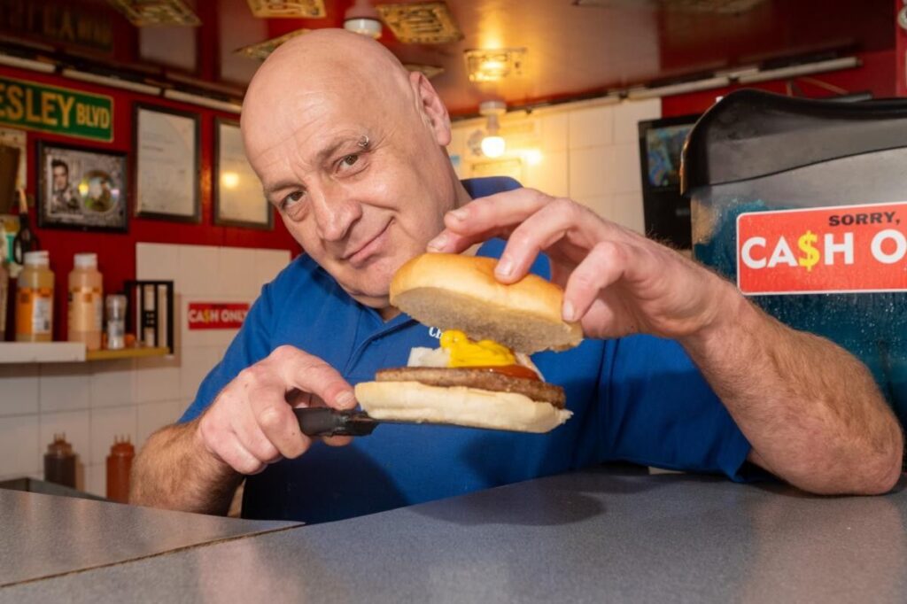Chris Higgitt Pertahankan Harga Burger Satu Euro Selama Dua Puluh Tahun
