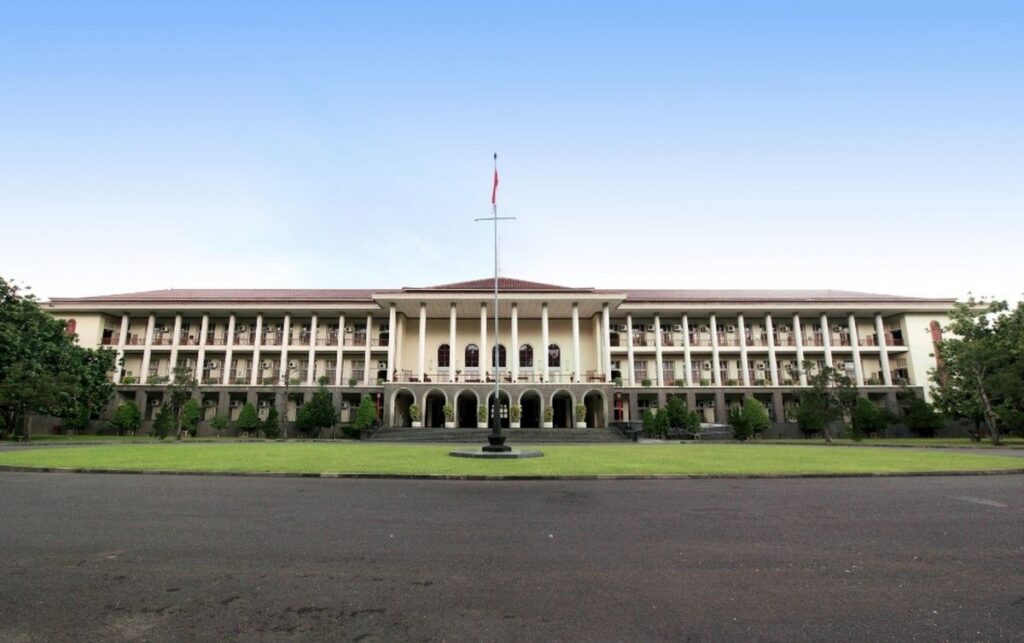 Tracer Study Ungkap Mayoritas Lulusan UGM Bekerja di Perusahaan Swasta