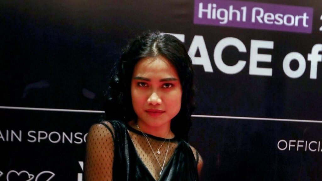 Migi Rihasalay dan Wisnu Aji Luncurkan Karya Fashion Mawar Hitam