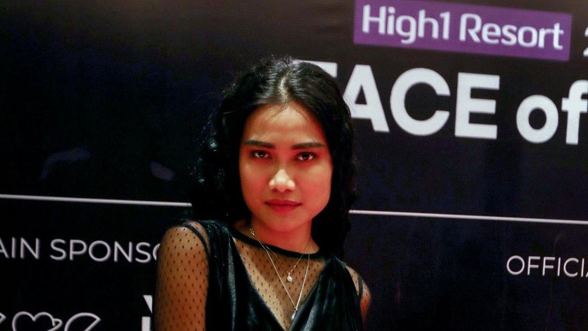 Migi Rihasalay dan Wisnu Aji Luncurkan Karya Fashion Mawar Hitam