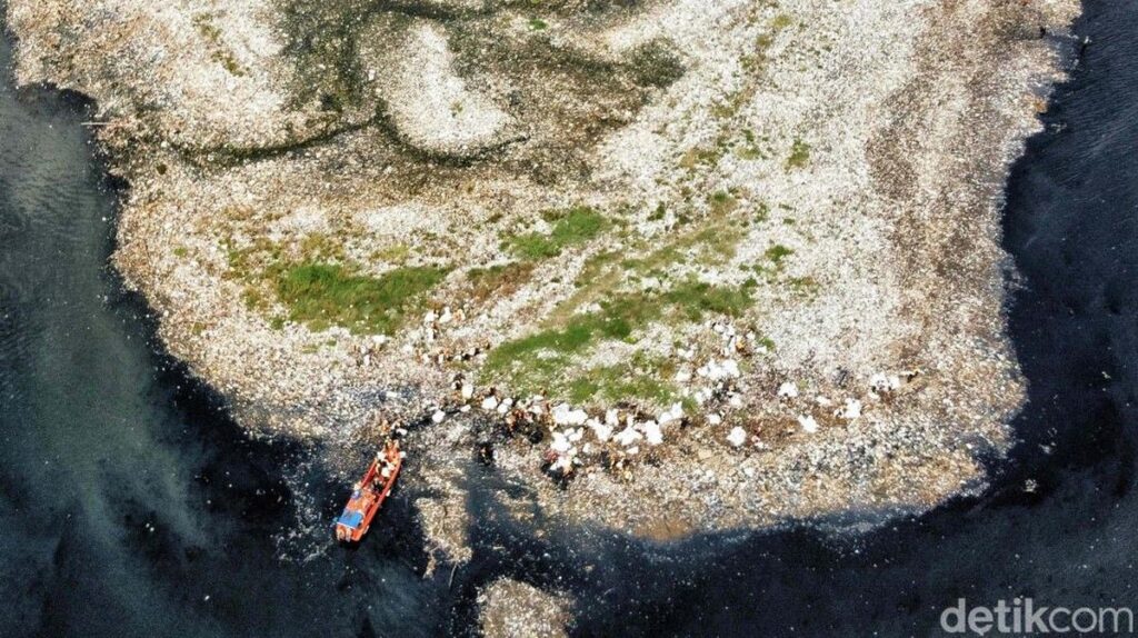 Pemerintah DKI Jakarta Keruk Pulau Sampah di Pesisir Muara Angke