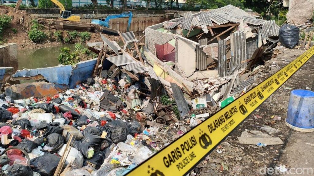 Rumah di Bendungan Hilir Ambruk Akibat Abrasi Kanal Banjir Barat