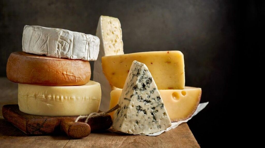 Membandingkan Kandungan Gizi Keju Mozzarella Cheddar dan Parmesan