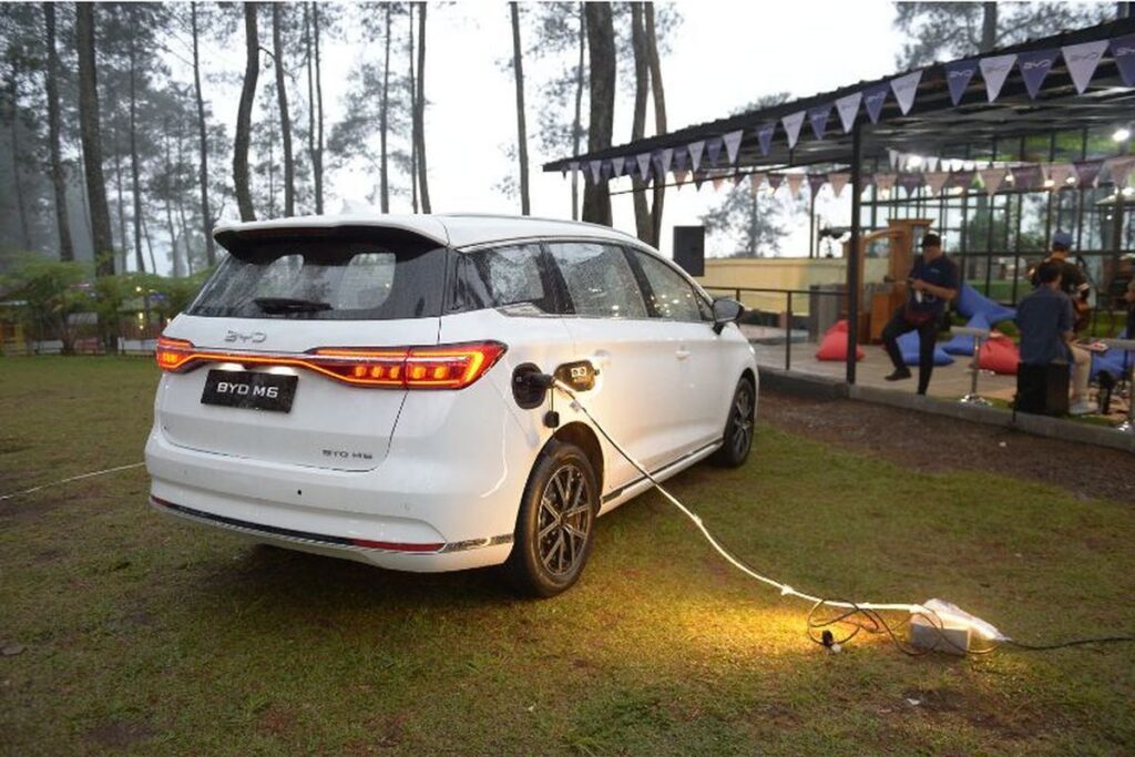 Gunakan Fitur V2L Mobil Listrik Jadi Pembangkit Listrik Cadangan Rumah