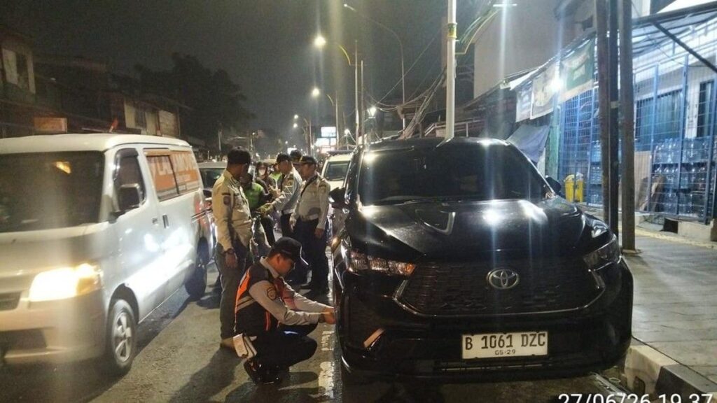 Sudinhub Jaksel Cabut Pentil Kendaraan Parkir Liar di Manggarai