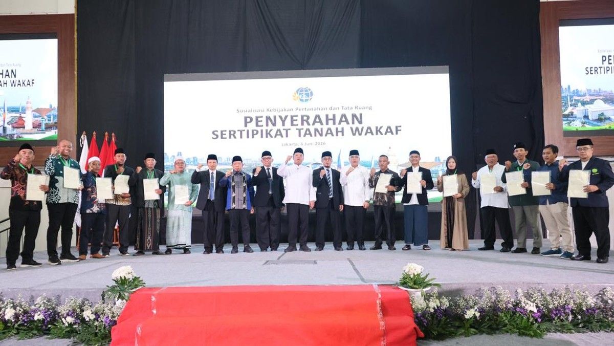 Nusron Wahid Serahkan 1032 Sertifikat Tanah Wakaf di Jakarta