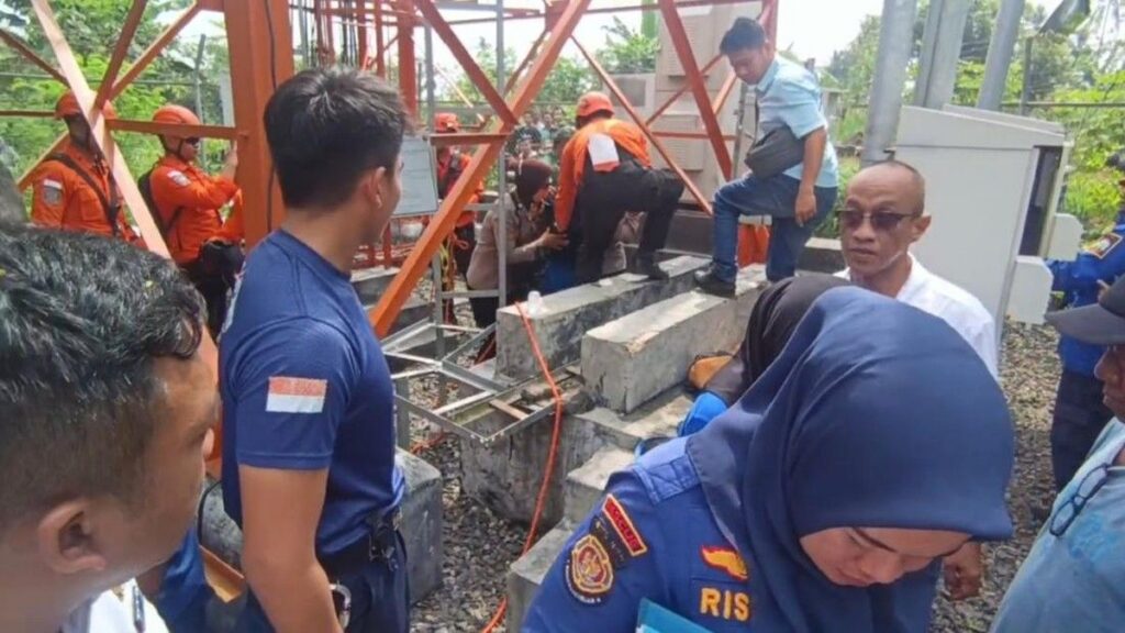 Pria Panjat Tower Pemancar Sinyal 52 Meter di Bandar Lampung