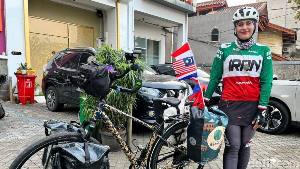Arezoo Eskandari Lintasi Berbagai Negara Asia Menggunakan Sepeda