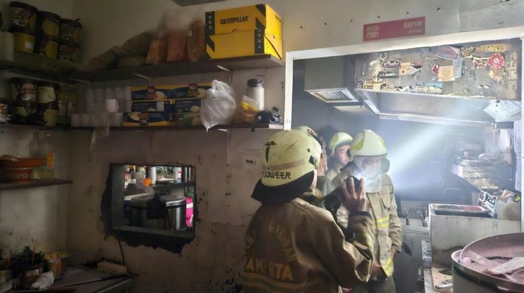Kebakaran Hanguskan Ruko Warkop Polim di Kebayoran Baru