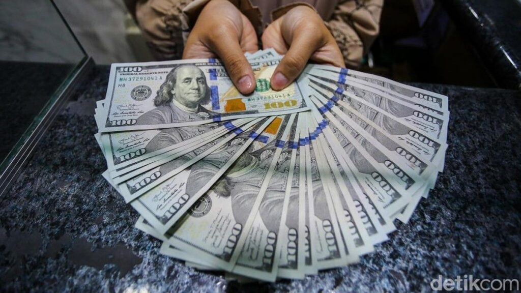 Dolar AS Tembus Rp 18.000 Akibat Pelemahan Rupiah