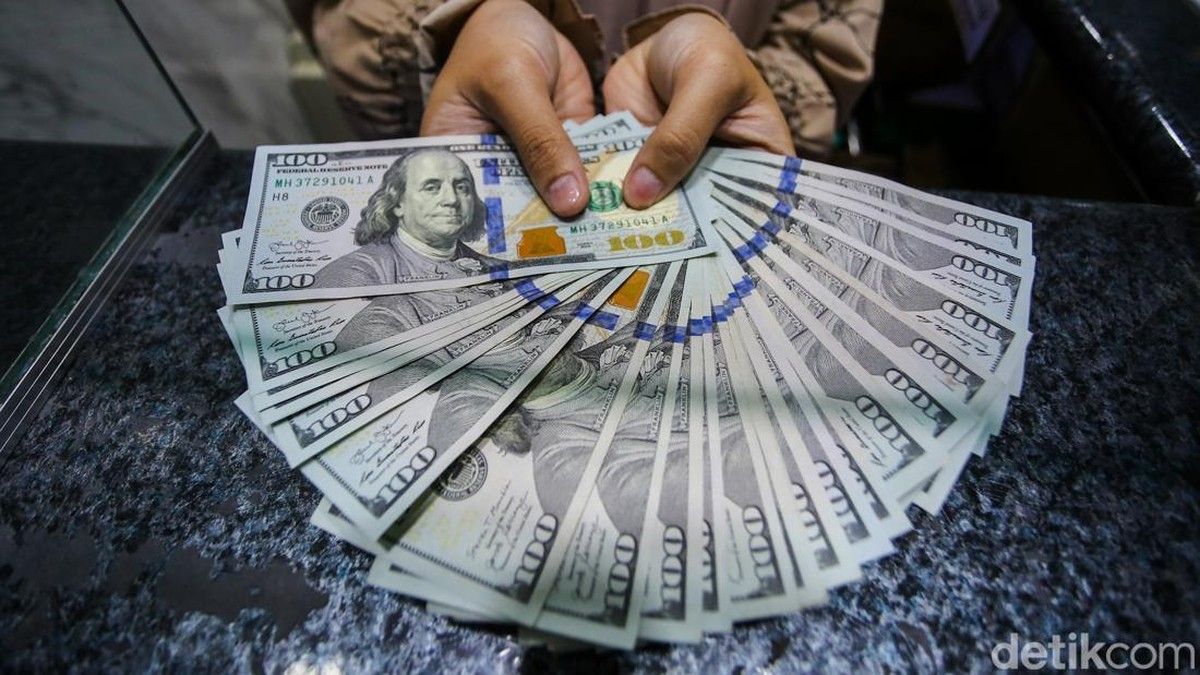 Dolar AS Tembus Rp 18.000 Akibat Pelemahan Rupiah