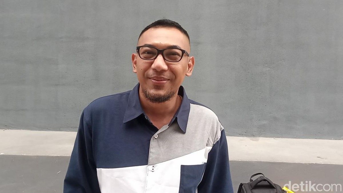 Anak Mpok Alpa Membawa Rapor Kenaikan Kelas ke Makam Ibunya