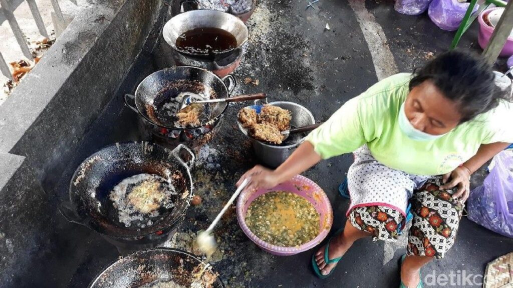 Mencicipi Kuliner Legendaris Telur Dadar Kriwil Warung Pojok Mbak Yuni Jogja