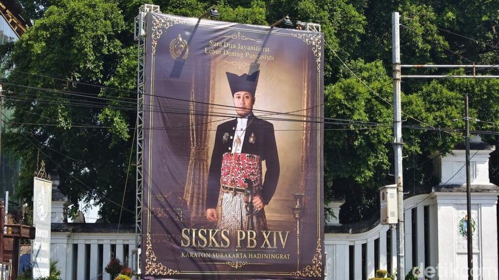 Lembaga Dewan Adat Pasang Baliho SISKS Paku Buwono XIV Mangkubumi