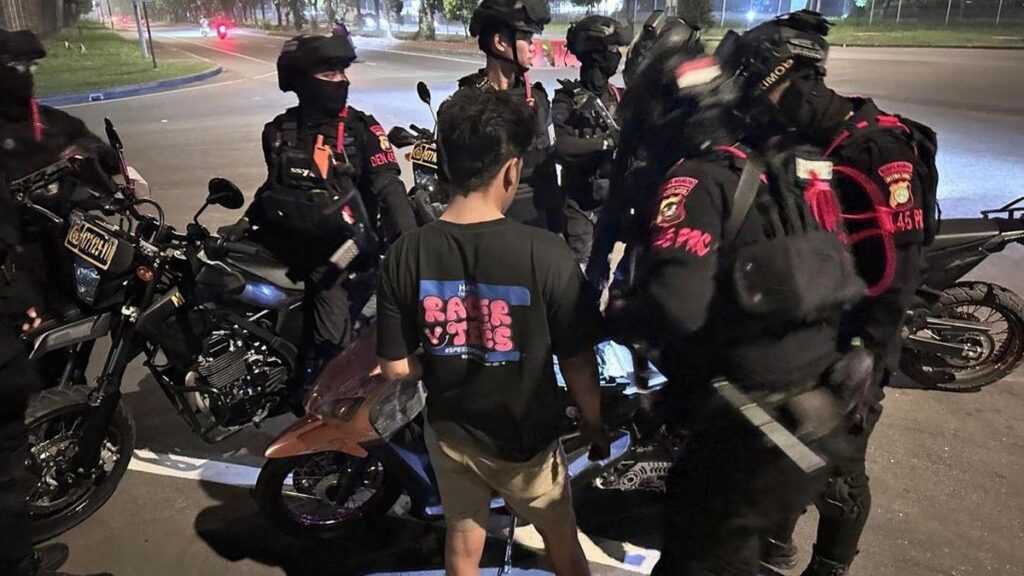 Brimob Polda Metro Jaya Tangkap Dua Pemuda Balap Liar di Bekasi