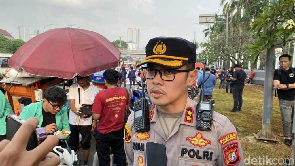 Demonstrasi di DPR Diwarnai Kericuhan Satu Polisi Terluka