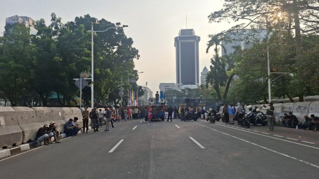 Mahasiswa Unjuk Rasa Kritisi Program Makan Bergizi Gratis di Jakarta
