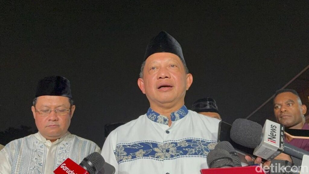 Mendagri Tito Karnavian Melayat ke Rumah Duka Ryamizard Ryacudu di Bogor