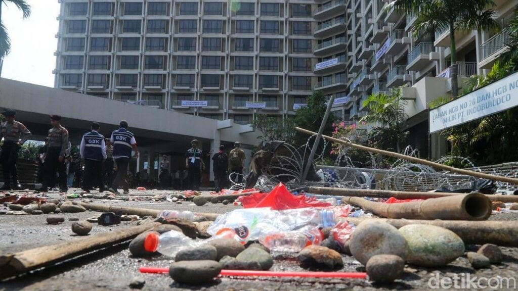 Kericuhan Eksekusi Hotel Sultan Melukai Wamensesneg dan Puluhan Petugas