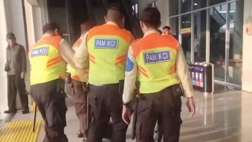 Petugas KAI Commuter Amankan Pria Diduga Mabuk Obat di Stasiun Duri