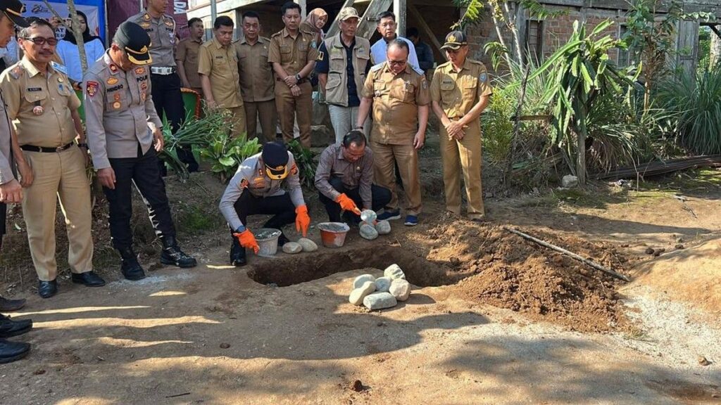 Polres OKU Selatan Bedah 11 Rumah Korban Bencana